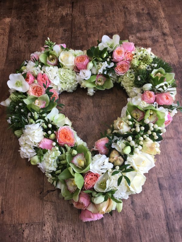 Tributo floral para servicio funerario